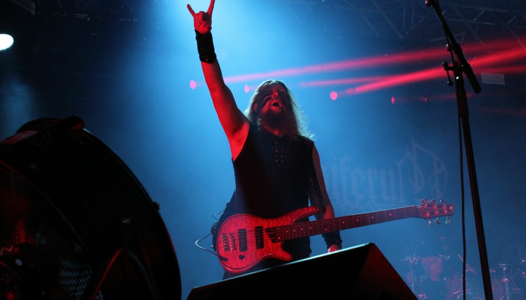 INNFLYTELSE: Bandet Ensiferum fikk publikum til å late som om de rodde en imaginær bår.