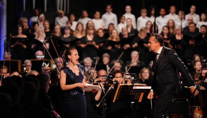 Dirigent Peter Szilvay(t.h) og solist Caroline Wettergren