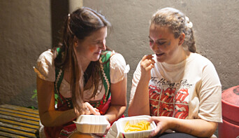 BILLIG FRIES: Camilla Kvamme og Line Kristin Sørum stopper innom for lojalitetens skyld, og billige fries. BILLIG FRIES: Camilla Kvamme og Line Kristin Sørum stopper innom for lojalitetens skyld, og billige fries.