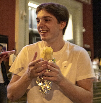 KEBAB-VURDERING: - Jeg har aldri smakt kebaben i edru tilstand, Jakob Elias Relling. KEBAB-VURDERING: - Jeg har aldri smakt kebaben i edru tilstand, Jakob Elias Relling.