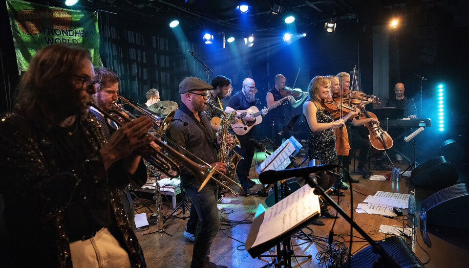 Frå harpe til glamlender under Transform