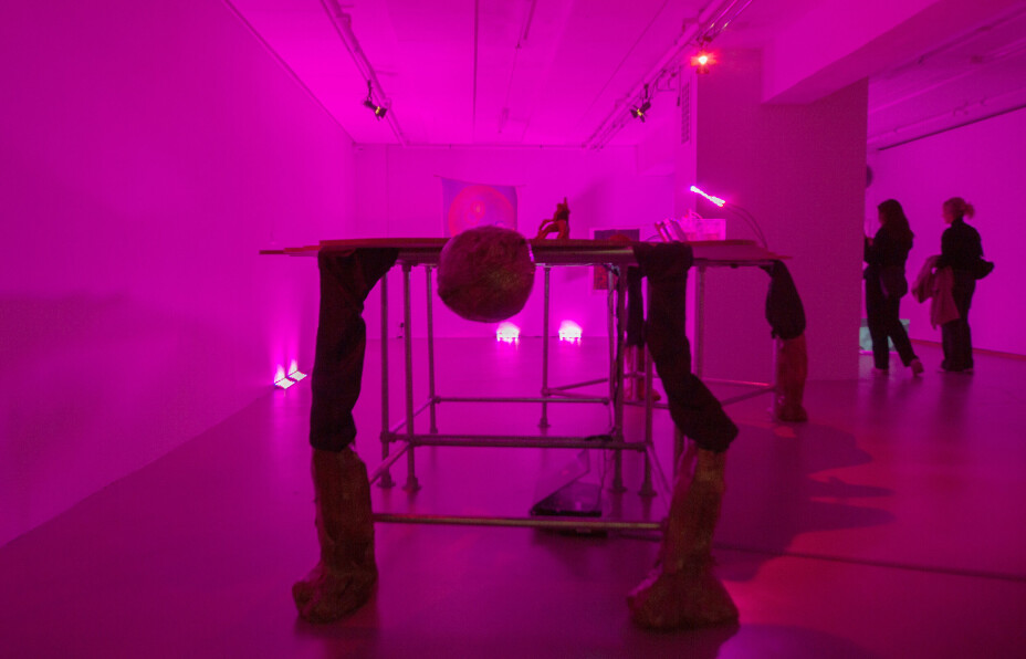 INSTALLASJONSBILDE: Susanne M. Winterlings utstilling A threshold-game of proximity, cluster and heat ved Kunsthall Trondheim. Avbildet med tillatelse fra kunsteren. INSTALLASJONSBILDE: Susanne M. Winterlings utstilling A threshold-game of proximity, cluster and heat ved Kunsthall Trondheim. Avbildet med tillatelse fra kunsteren.
