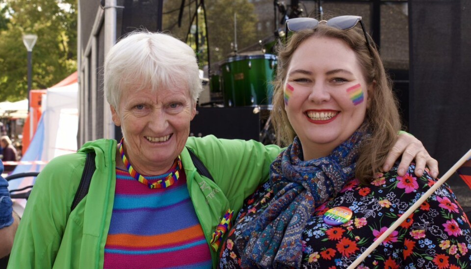 I’M COMING OUT: Songarane i Kor Hen Rie Wester og Thekla Nyberg er her akkurat ferdig med framsyninga i årets prideparade. I’M COMING OUT: Songarane i Kor Hen Rie Wester og Thekla Nyberg er her akkurat ferdig med framsyninga i årets prideparade.