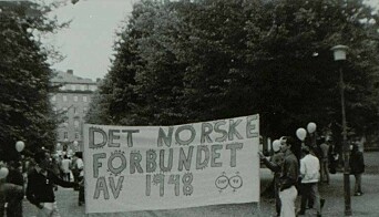 DNF-48 på banneret til organisasjonen Homofil bevegelse i Bergen, ca. 1982.