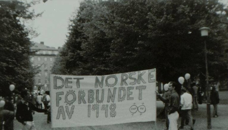 DNF-48 på banneret til organisasjonen Homofil bevegelse i Bergen, ca. 1982. DNF-48 på banneret til organisasjonen Homofil bevegelse i Bergen, ca. 1982.