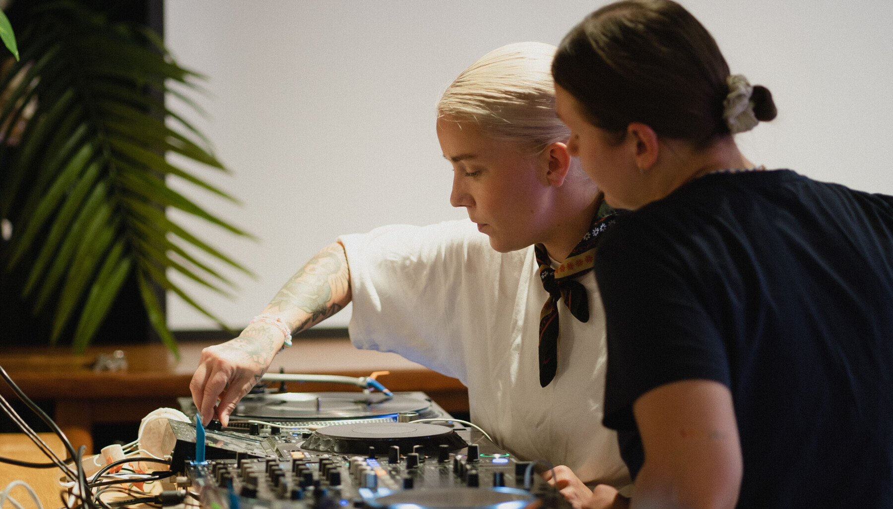 <span class="font-weight-bold" data-lab-font_weight_desktop="font-weight-bold">UNGE LOVENDE: </span>Ida Vie er med på å arrangere DJ-kurs for å dyrke fremtidens DJ-er. <span class="font-weight-bold" data-lab-font_weight_desktop="font-weight-bold">UNGE LOVENDE: </span>Ida Vie er med på å arrangere DJ-kurs for å dyrke fremtidens DJ-er.