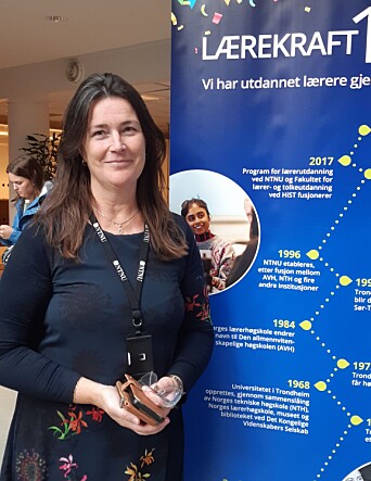 FEIRING OG OPPLYSNING: Emstad forteller at mange studenter dukket opp på 100-årsmarkeringen. FEIRING OG OPPLYSNING: Emstad forteller at mange studenter dukket opp på 100-årsmarkeringen.