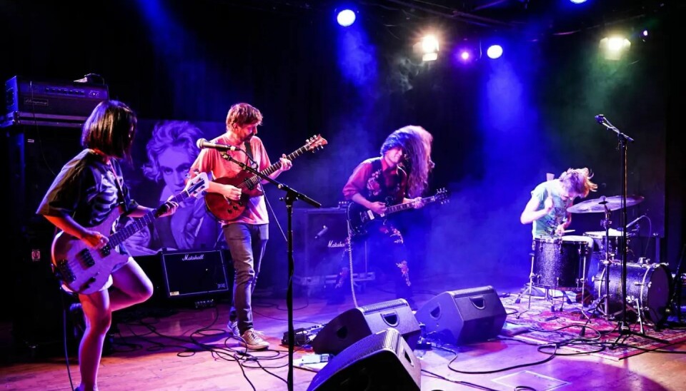 Fantastisk Fri Resonans, dårlege naboar til tross