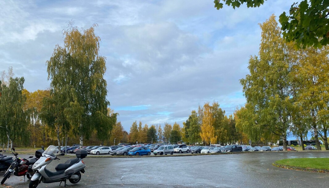 KJØRER DU BIL? De som parkerer her må fra i morgen finne seg et annet sted å parkere. Eller så kan man jo kanskje ta bussen, eller sykle, til og med gå. KJØRER DU BIL? De som parkerer her må fra i morgen finne seg et annet sted å parkere. Eller så kan man jo kanskje ta bussen, eller sykle, til og med gå.