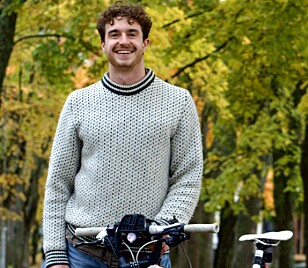Arthur syklet fra Oslo til Paris, han vil at studentene skal være mer spontane