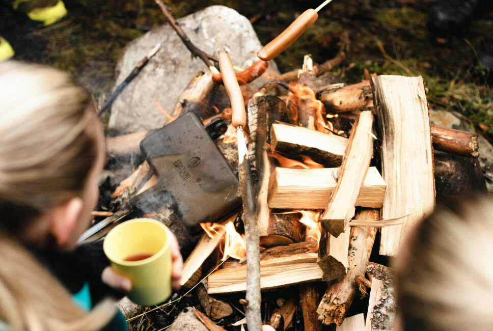 GOD STEMNING: Deltakerne gleder seg over å steke mat på bålet.