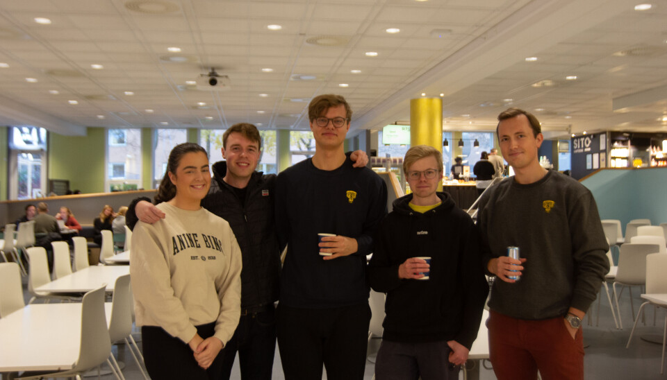 GODT NOK: Reinsborg, Gildseth og gjengen fra Produktutvikling og produksjon mener omgivelsene er kjedelige, men at de funker bra til sitt bruk. GODT NOK: Reinsborg, Gildseth og gjengen fra Produktutvikling og produksjon mener omgivelsene er kjedelige, men at de funker bra til sitt bruk.