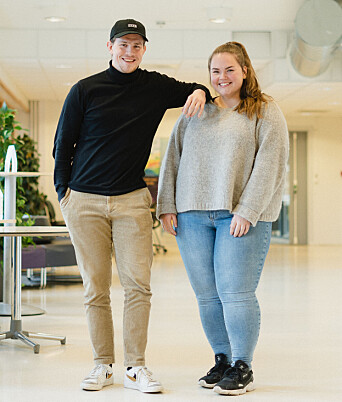HJEMME PÅ TUNGA: Marie Charlotte Vikedal og Magnus Lorentsen Wikran mener det er en hjemmekoselig ånd over Tunga, og setter pris på muligheten til å være komfortabel på campus.