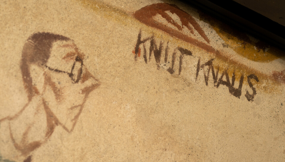 KNUT KNAUS: Bak veggen på Knaus finnes det veggmalerier av Knut Knaus, mannen som også har dekorert Ryttergangen.