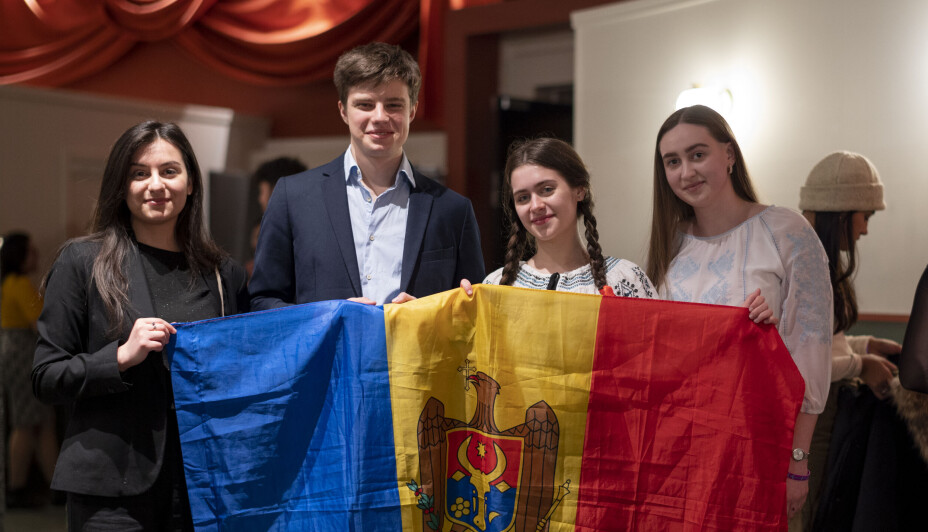 INTERNASJONALE VENNSKAP: Studentene Daria, Felicia og Constantin synes ISFiT er en fin mulighet til å bli kjent med folk fra hele verden. INTERNASJONALE VENNSKAP: Studentene Daria, Felicia og Constantin synes ISFiT er en fin mulighet til å bli kjent med folk fra hele verden.