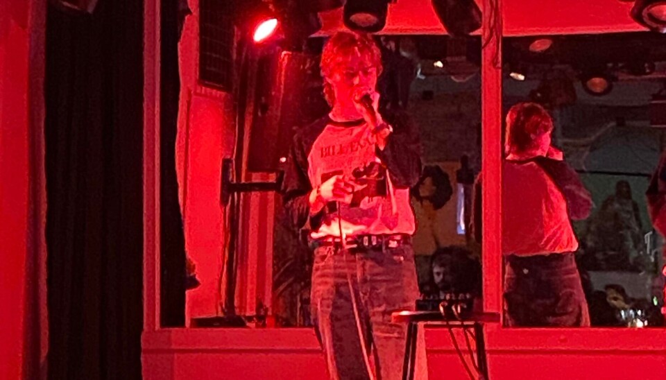 PITCH AVERY: 18 åringen er alene på scenen. PITCH AVERY: 18 åringen er alene på scenen.