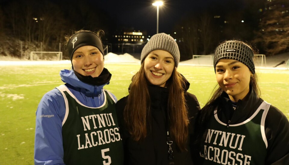 SIXIES: Ortiz og Myhrer sammen med trener Maria Hole forteller at de skal spille en form for lacrosse de aldri har spilt før, innendørs og med kun seks på laget SIXIES: Ortiz og Myhrer sammen med trener Maria Hole forteller at de skal spille en form for lacrosse de aldri har spilt før, innendørs og med kun seks på laget