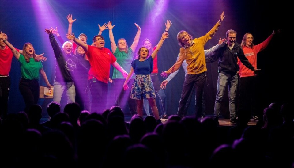 DET BRAKER LØS: Kveldens første musikale nummer skårer høyt på revystemning. DET BRAKER LØS: Kveldens første musikale nummer skårer høyt på revystemning.