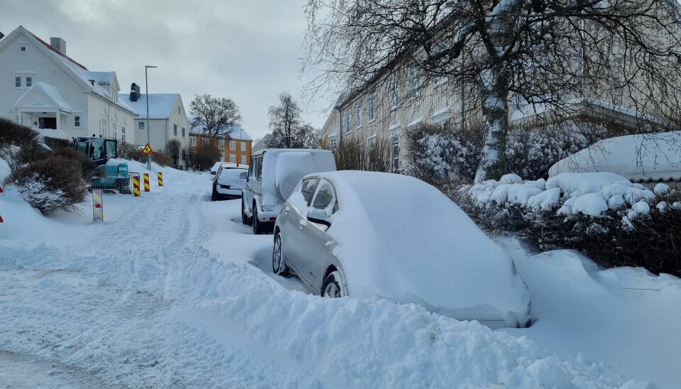 INNESNØDD: Flere biler kommer seg ikke ut fra snøen.