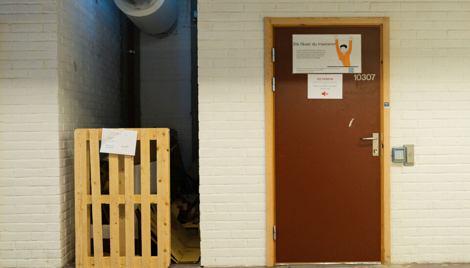 VEGG I VEGG: Det er kun en vegg som skiller teaterstykket og de jobbende masterstudentene VEGG I VEGG: Det er kun en vegg som skiller teaterstykket og de jobbende masterstudentene