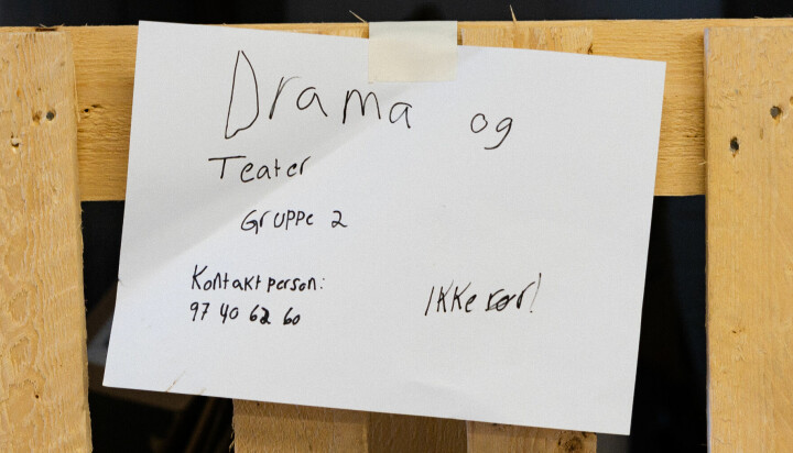 IKKE RØR: Masterstudentene får klar beskjed fra Drama og teater-studentene via lapp.