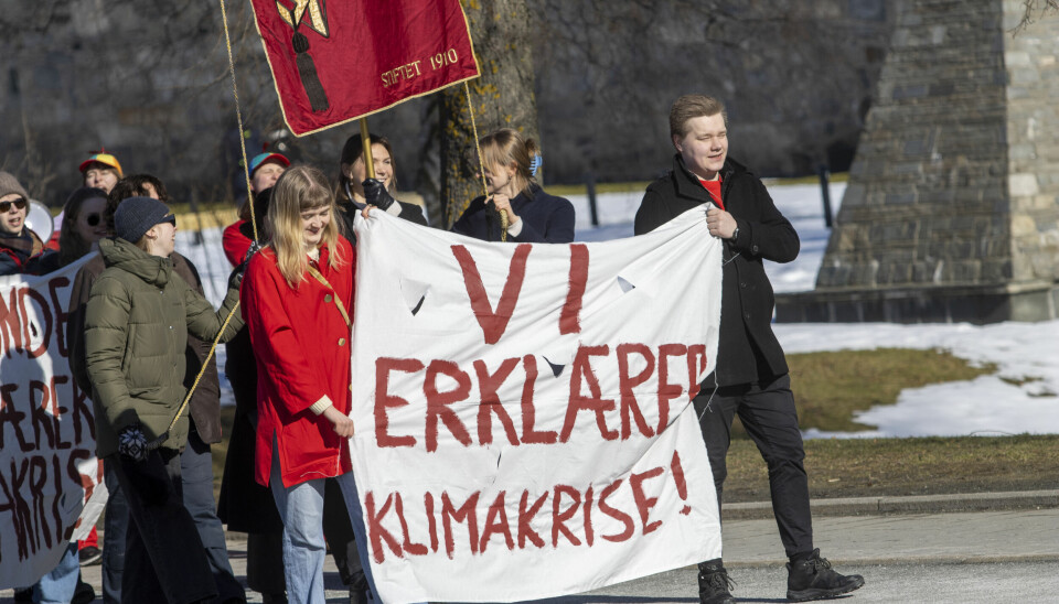 ERKLÆRER KLIMAKRISE: Studenter gikk fra Rådhuset til Studentersamfundet for å protestere mot klimakrisen.
