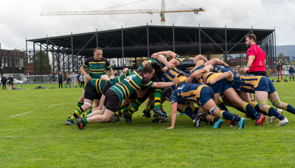 IKKE ALLTID LETT: På rugbykamp får heiagjengen hjelp til å skjønne reglene. IKKE ALLTID LETT: På rugbykamp får heiagjengen hjelp til å skjønne reglene.