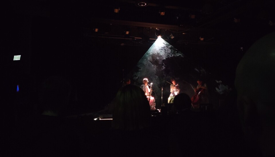 Fantastisk laserbruk til fantastisk musikk. Fantastisk laserbruk til fantastisk musikk.