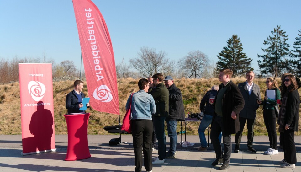 RANHEIM BUSSTOPP: Politikarar og journalistar møtte opp på pressekonferansen på Ranheim busstopp. RANHEIM BUSSTOPP: Politikarar og journalistar møtte opp på pressekonferansen på Ranheim busstopp.