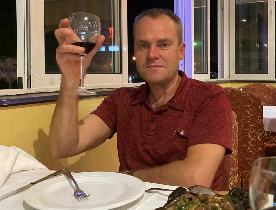 BØR SPISE: Legen Tor André Johanessen sier at man tåler
alkohol bedre om man spiser før fest.