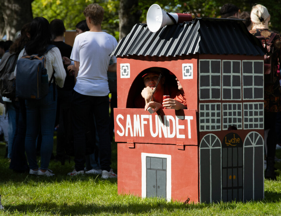 STØNT: Det ble observert både mennesker, stands og små hus i Høyskoleparken.