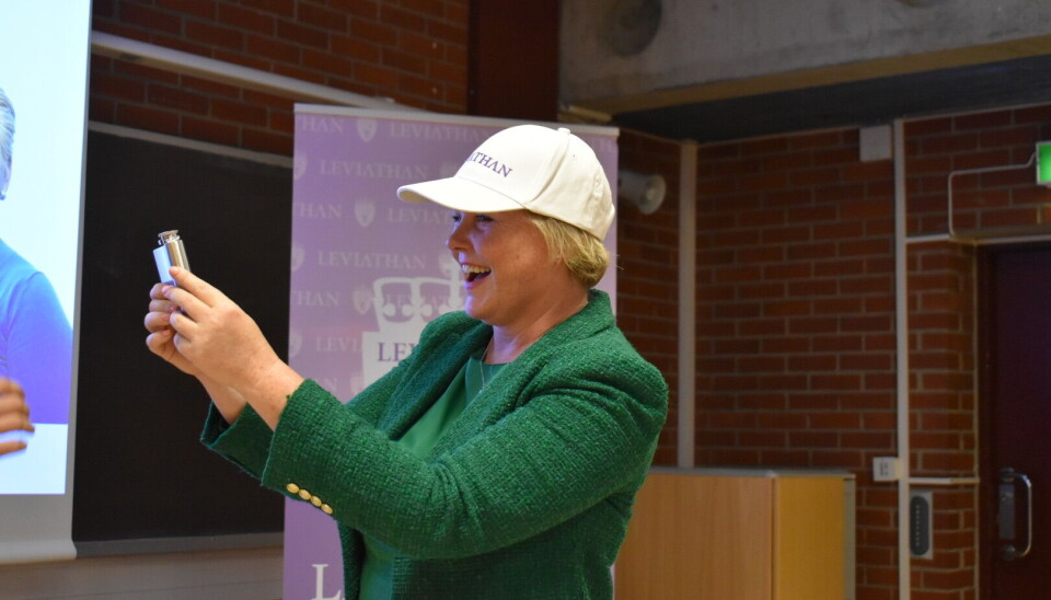 REISER IKKE TOMHENDT HJEM: En fornøyd minister fikk både med seg caps og lommelerker fra linjeforeningen Leviathan. REISER IKKE TOMHENDT HJEM: En fornøyd minister fikk både med seg caps og lommelerker fra linjeforeningen Leviathan.