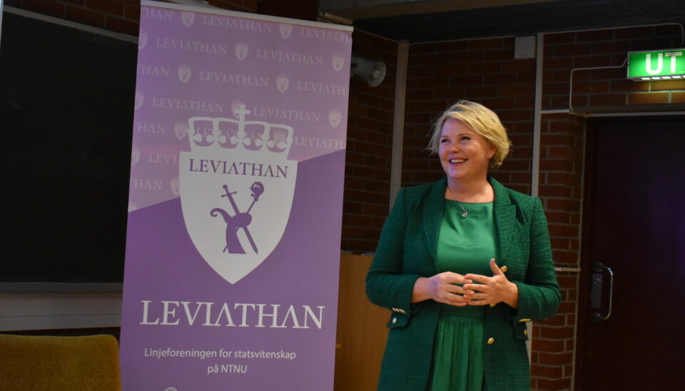 MINISTERBESØK: Utviklingsminister Anne Beate Tvinnereim møtte onsdag opp for å snakke med studentene om norsk bistandspolitikk.