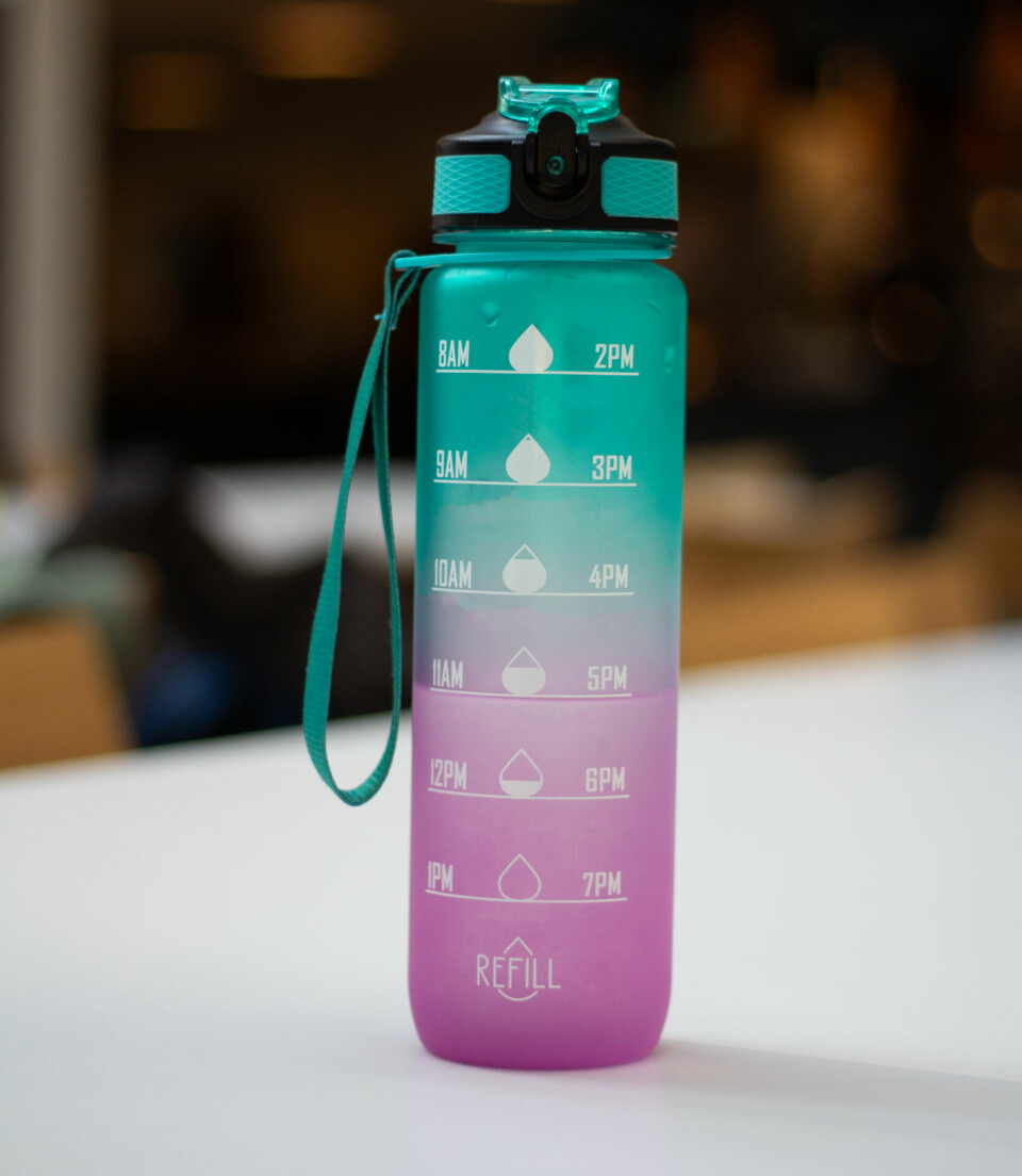 TREND: Enda en ny vannflaske er nå
blitt populær. Med fargerikt design,
oppmuntrende ord og tidspunkt for
når du skal drikke, skal den gjøre det
enklere for deg å huske å drikke vann.
