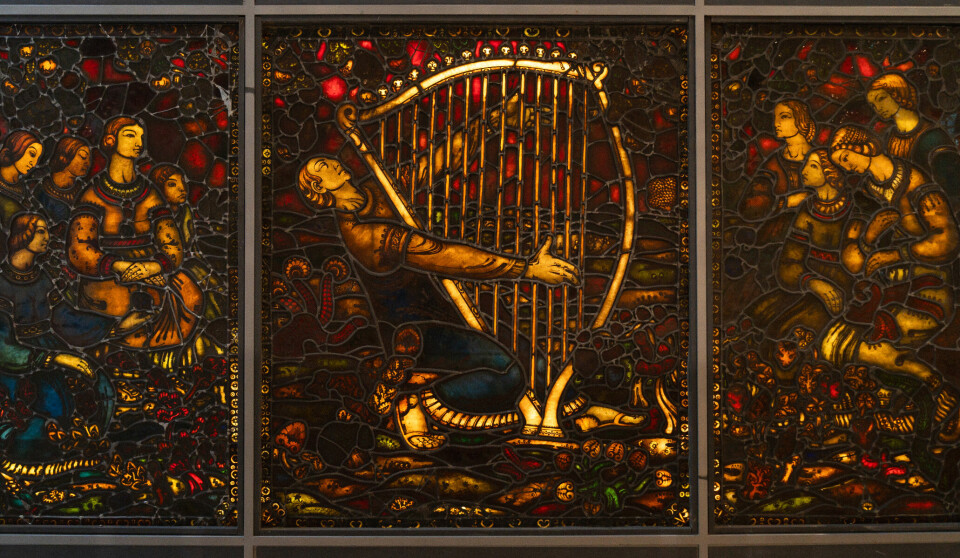 APOLLON SPILLER: Glassmaleriet av Apollon og de ni muser kan nytes av alle forbipasserende