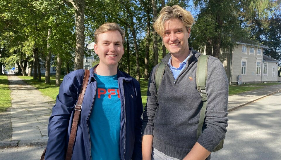 PÅ TIDE: Marcus Henriksbø (t.v.) og Nicolai Molstad er begge positive til at mensenprodukter nå er gratis på campus.