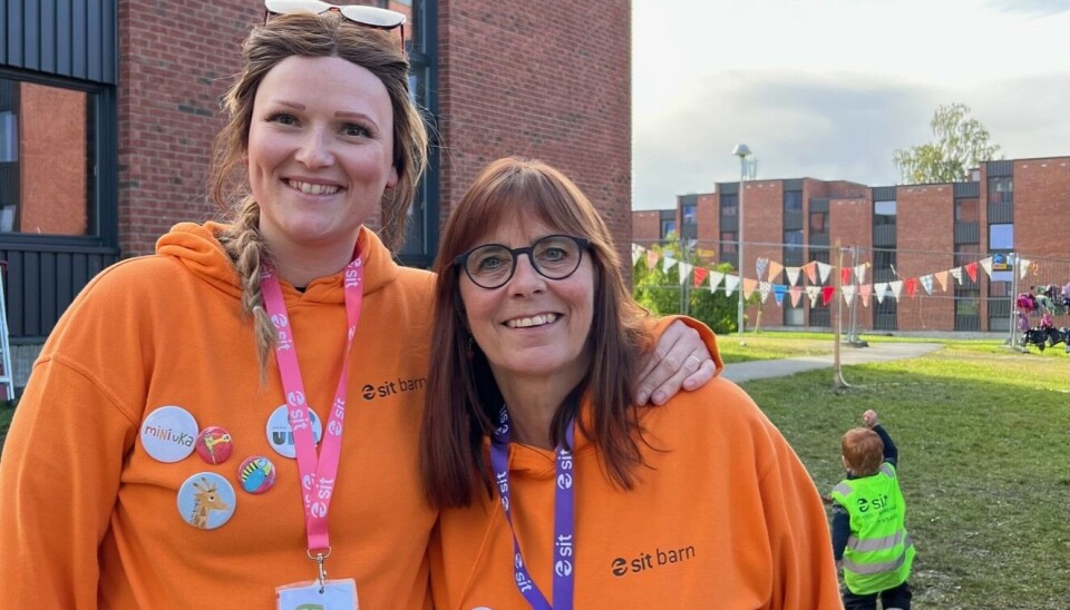 FINT SAMARBEID MED UKA: Anna Hveding (t.v) og Marit Landsem i Sit har vært med å arrangere MiniUKA i flere år. De synes det er flott at studenter fra UKA stiller opp for å lage festival for barnehagebarn i Trondheim. FINT SAMARBEID MED UKA: Anna Hveding (t.v) og Marit Landsem i Sit har vært med å arrangere MiniUKA i flere år. De synes det er flott at studenter fra UKA stiller opp for å lage festival for barnehagebarn i Trondheim.