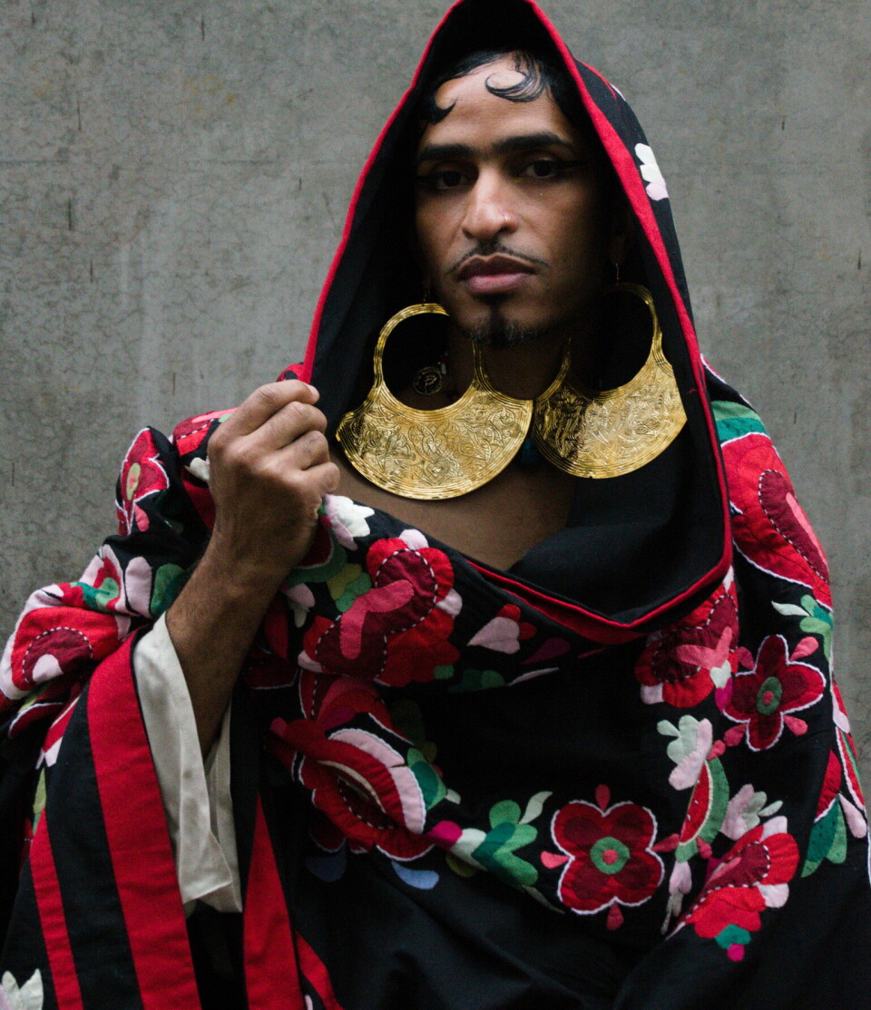 AHMED UMAR: Designeren Ahmed Umar viser stolt frem klesdrakten.