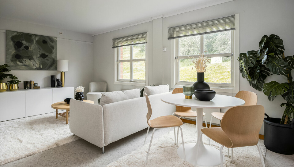 LYST: Hvite vegger og lyse møbler gjør at rommet blir større