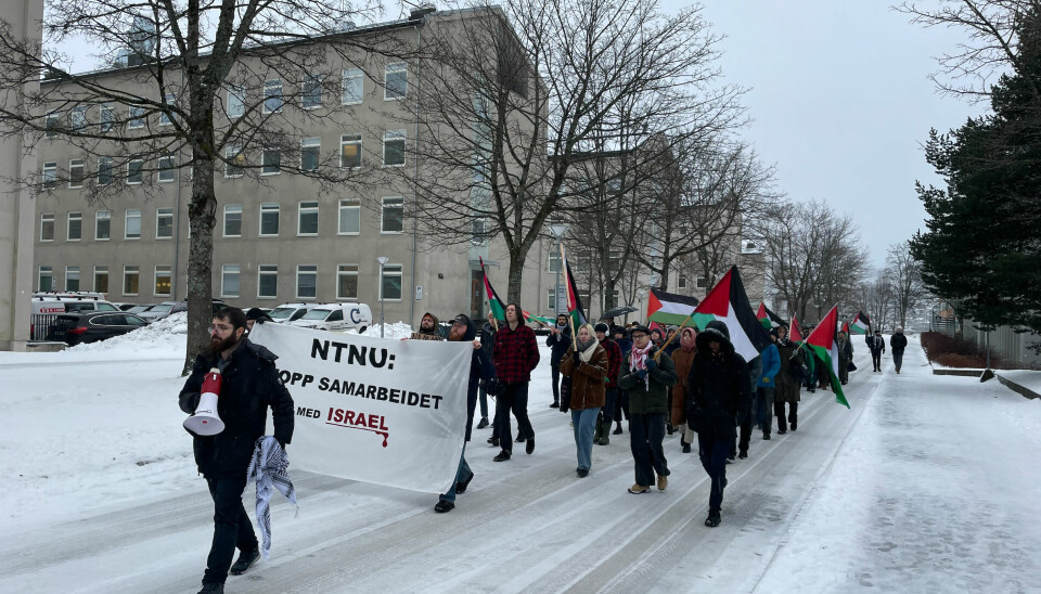 OPPFORDRING: Studentar ved NTNU demonstrerte for å innføre akademisk boikott av Israel og stans i samarbeid med våpenprodusentane Nammo og Kongsberg Gruppen.
