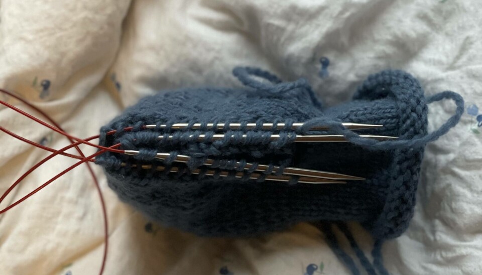 SY SAMMEN DE TO PINNENE SOM LIGGER INNERST: Det finnes mange ulike teknikker for å gjøre dette, men jeg liker å bruke maskesting.