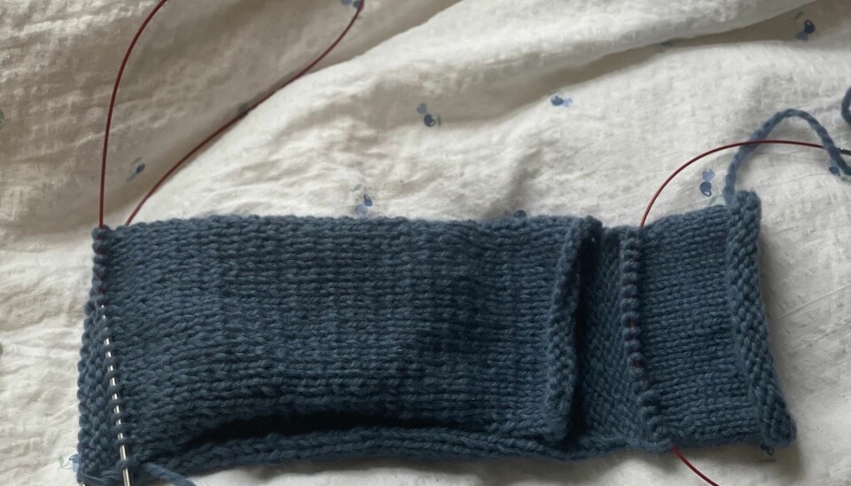 BRETT INN PÅ LANGSIDEN: Når det er strikket totalt 48 cm, skal arbeides brettes slik.