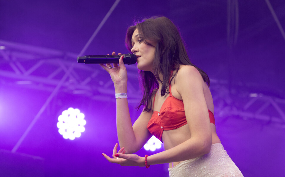 HJEMMEBANE: Synne Vo setter stemningen for hver enkelte publikummer på festningen.