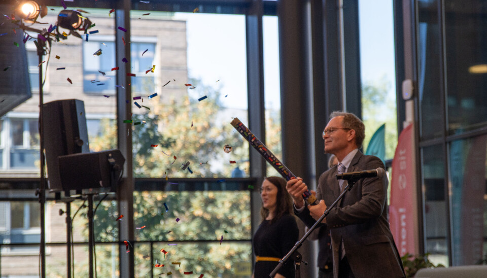 KONFETTIKANON OG BLØTKAKE: Oddmund Hoel sparte ikke på kruttet når han talte under åpningsseremonien.