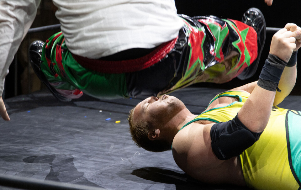 INN FOR LANDING: Klin Kokos hilser på «The Destroyer» med rumpa først.