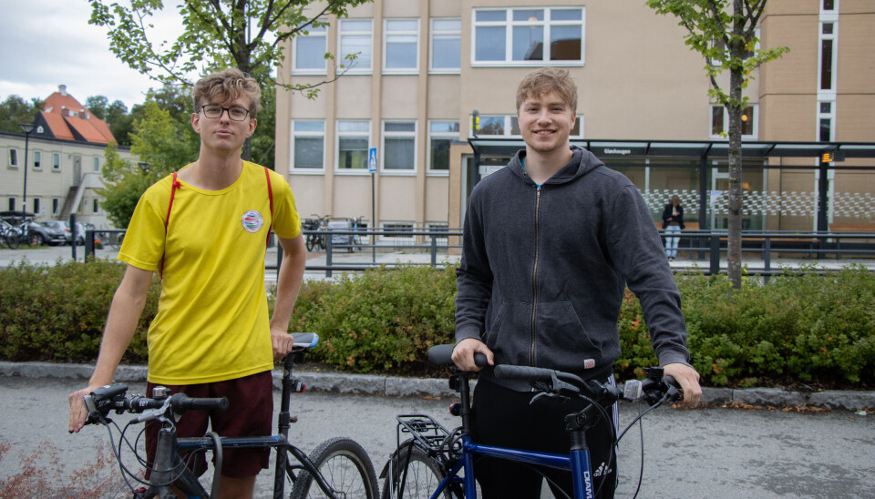 FLUNKENDE NY SYKKEL: Henning Hegstad (t.h.) er ute og sykler med sin nye sykkel etter at den
forrige ble stjålet. Her sammen med kompis Jacob Lauvanger.
