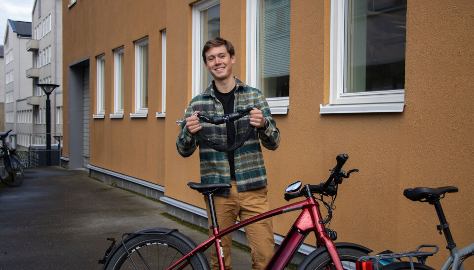 SOLID KJETTINGLÅS: Eirik Skage, som tidligere har jobbet på sykkelbutikk, mener det er viktig å ha riktig
utstyr og ta forholdsregler for å sikre seg mot sykkeltyverier.