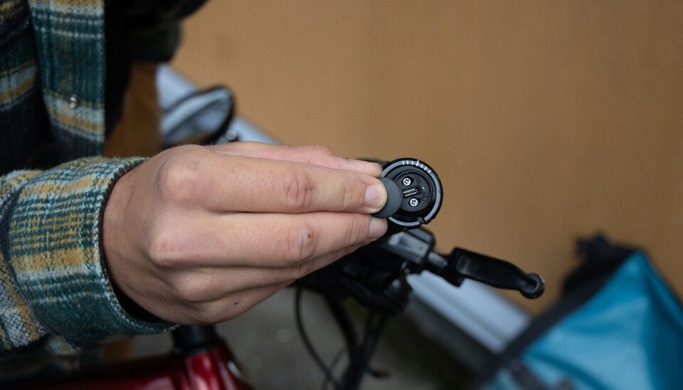 GJEMT I STYRET: Eirik Skage viser
fram den «hemmelige» GPS-en på
sykkelen sin.