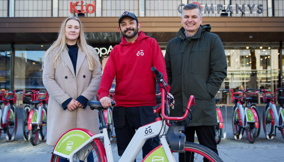 KAN BLI DYRT: Håvard Alvarez Herjuan (i midten) i
Trondheim bysykkel sier at man risikerer en
faktura på mange tusen kroner om man
stjeler sykler og de blir ødelagte.