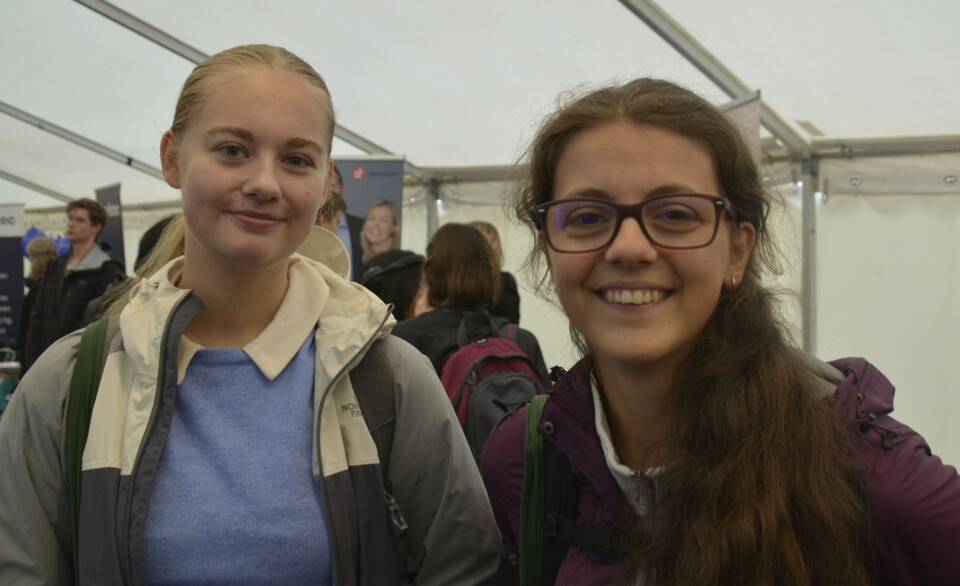 ANNET FOKUS: Studentene Nora Torbergsen og Eirin Hollinger la merke til protesten, men mener det ikke ødela.
